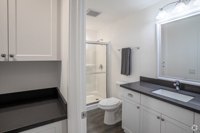 1BR, 1BA - 700 SF