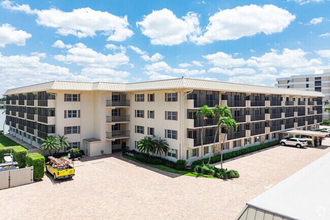 3300 Gulf Shore Blvd N - Executive Club Apartments