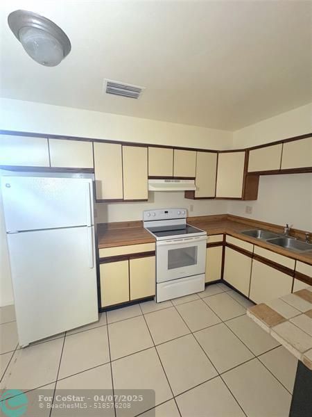 Photo - 1124 NE 5th Ave Apartment Unit 4