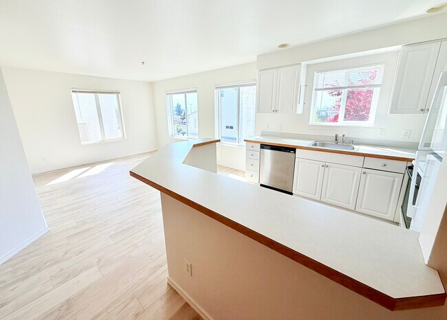 Building Photo - 931 N 86th St Unit 202