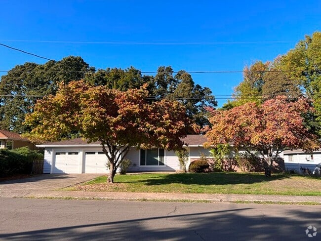 Building Photo - 3Bd/2Ba Single Story House - Available To ...