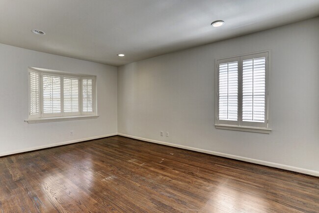 Photo - 2911 University Blvd