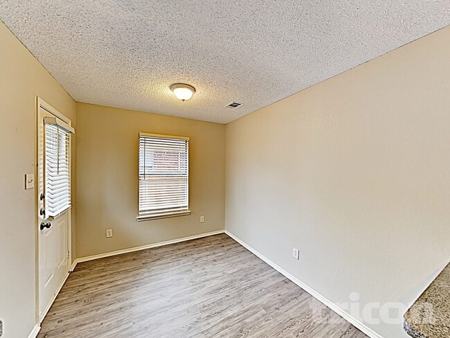 Photo - 206 Briarglen Dr