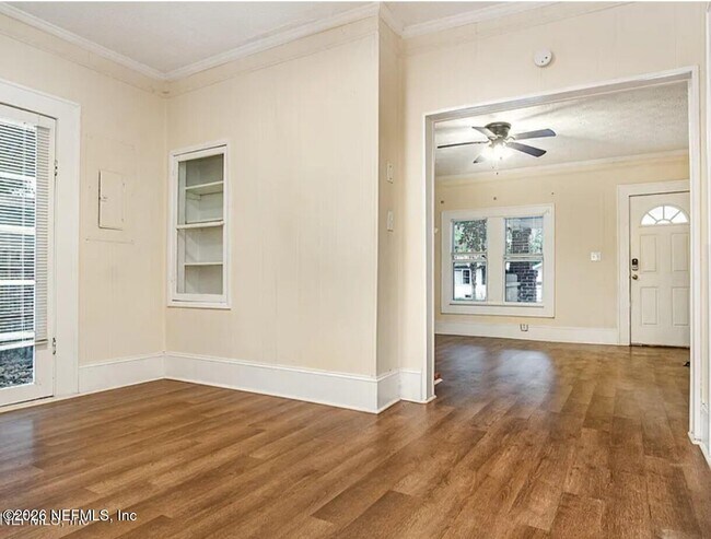 Photo - 940 Glencarin St