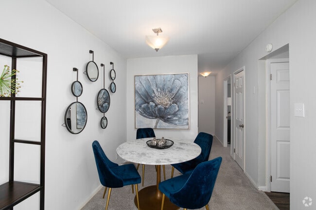 2BR, 1BA - 825SF - Dining Room - Wellington Woods