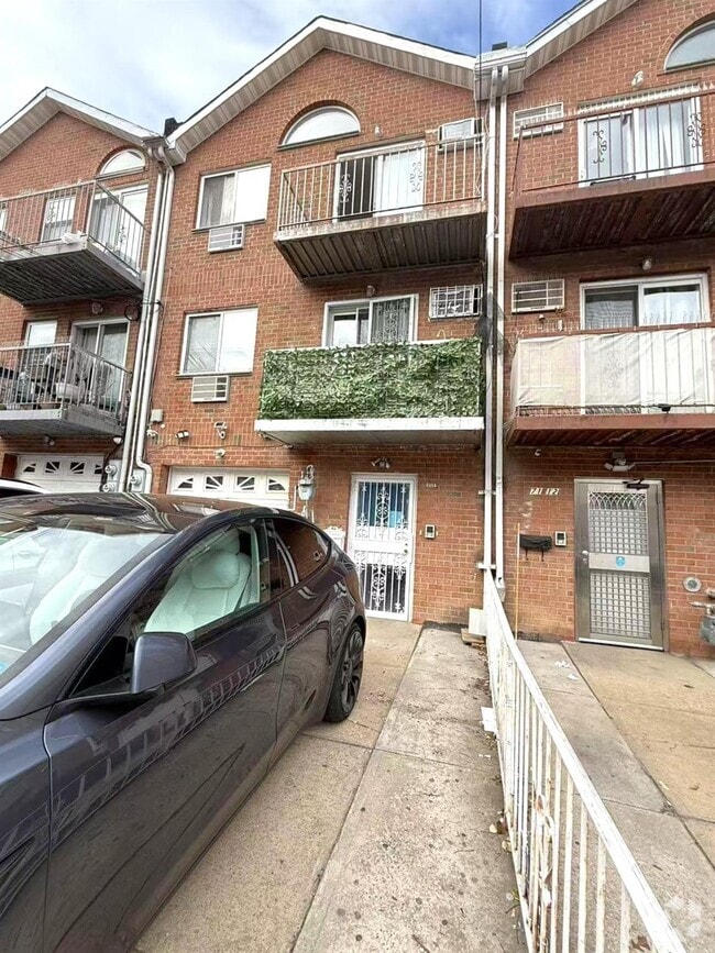 Building Photo - 71-14 163rd St Unit 2nd fl Rental