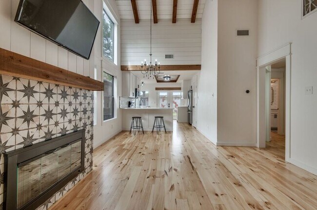 Photo - 4011 Rosser Square