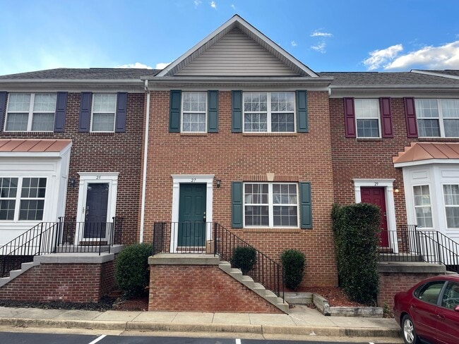 Building Photo - UPDATED TOWNHOUSE IN FREDERICKSBURG - CLOS...