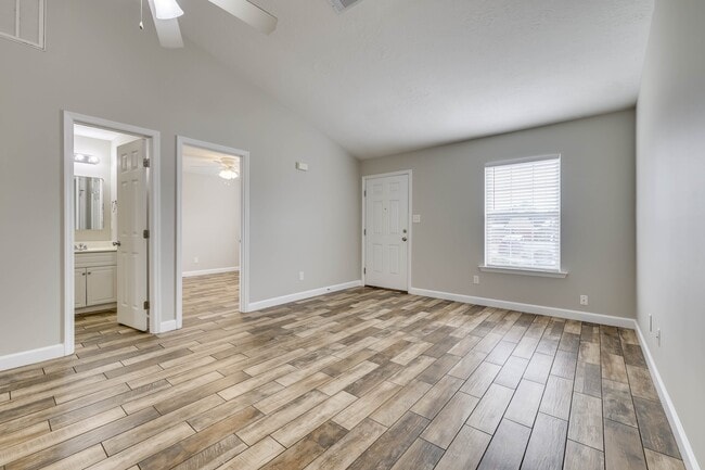 Photo - 219 Lynbrook Way