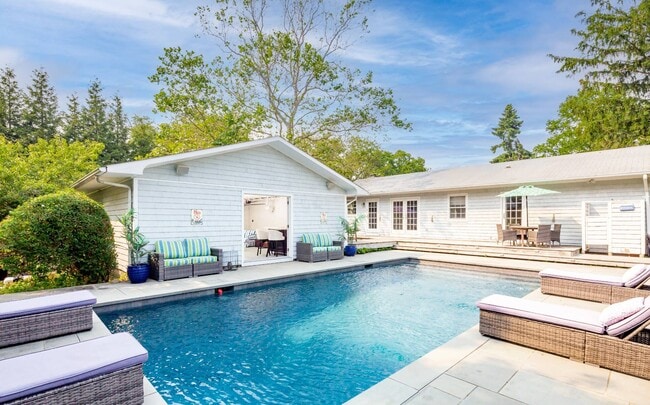 Building Photo - 2 Tims Trail