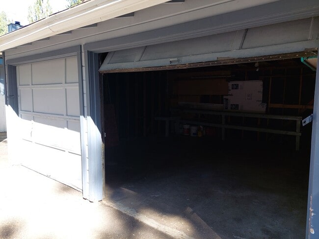*LONG TERM RENTAL* 2 Car Garage - *LONG TERM RENTAL* 2 Car Garage