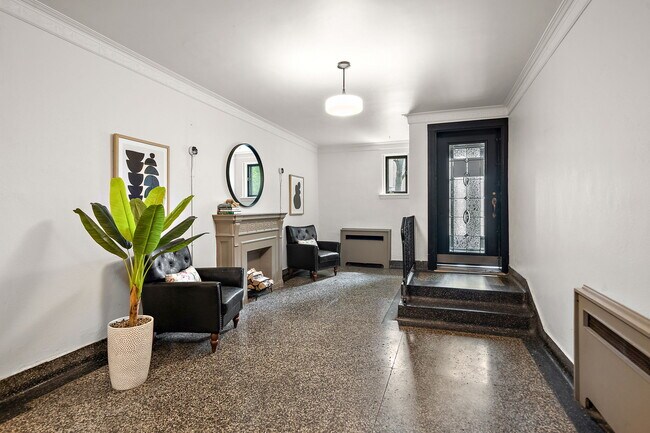 Photo - 7 Av Roosevelt Ave