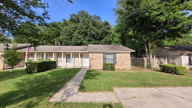 Building Photo - 2 bedroom 1 bath duplex available for rent!