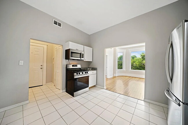 Building Photo - Beautiful Greystone building on Chicago's iconic Augusta Boulevard in the Ukrainian Village / Hum... Unit 3131-1F