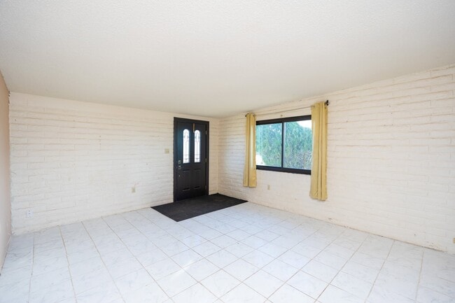 Photo - 702 N Skyline Dr