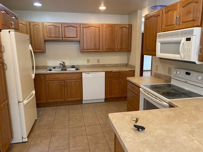 Building Photo - 4866 Hilltop Rd Unit #B