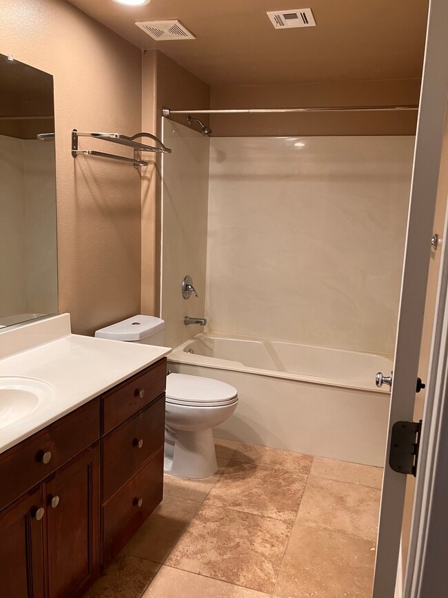 Guest Bath - 1401 N 4th St Unit 141