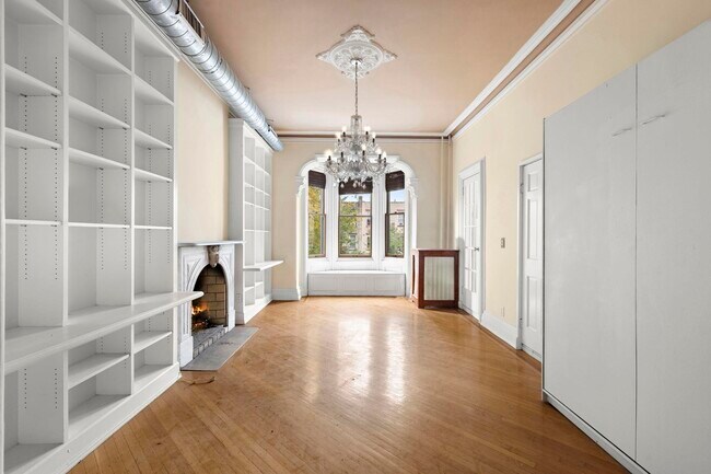 Building Photo - 910 Hudson St Unit 2