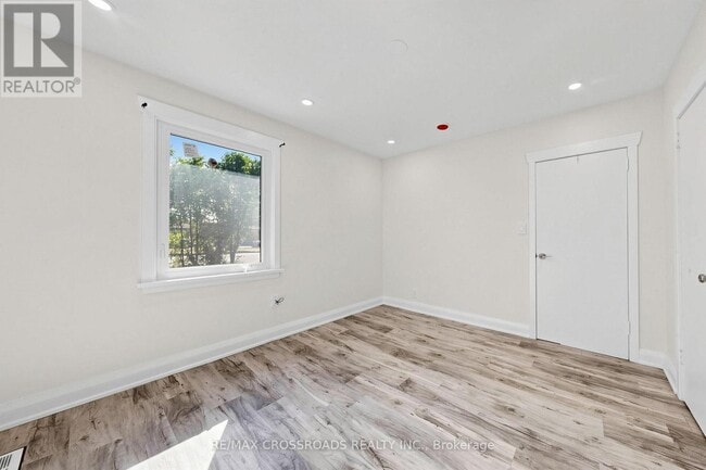 Photo - 1496 Simcoe St N