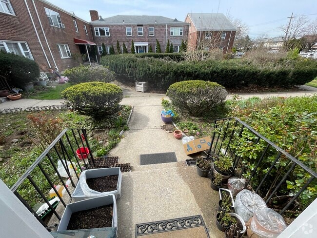 Entrance - 2015 Parsons Blvd Rental