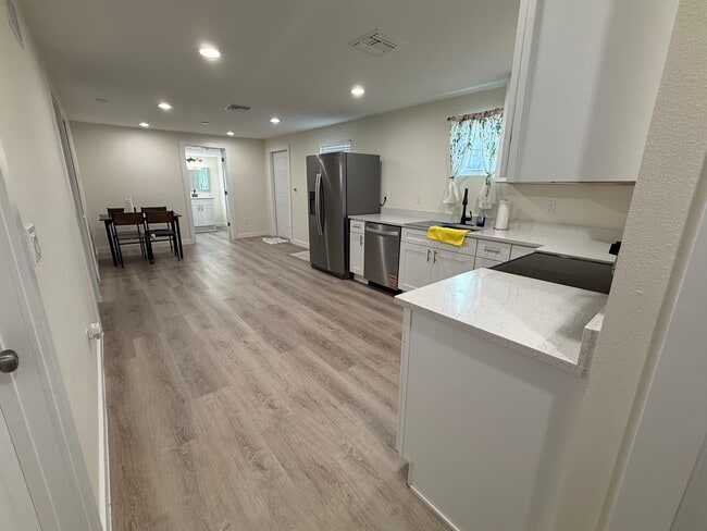 Building Photo - 1540 7th Ave E