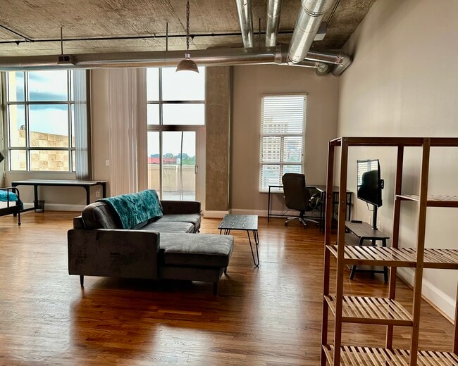 Building Photo - 1401 Calumet St Unit #500 Rental