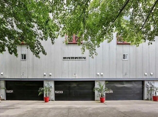 Building Photo - 5233 Blossom St