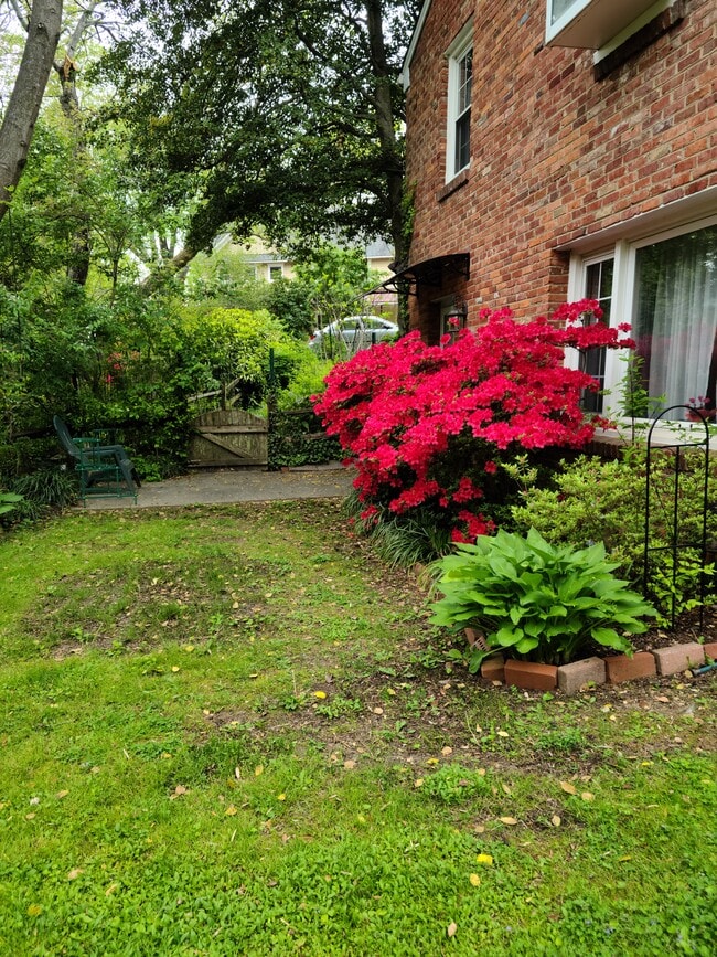 Photo - 361 Holmes Dr NW