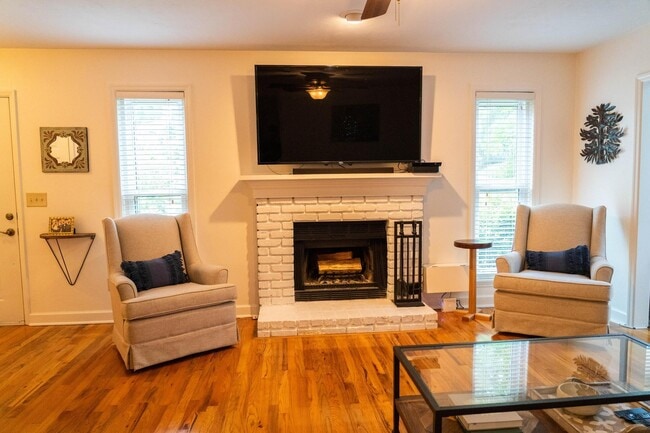 Photo - 3160 Brockton Way