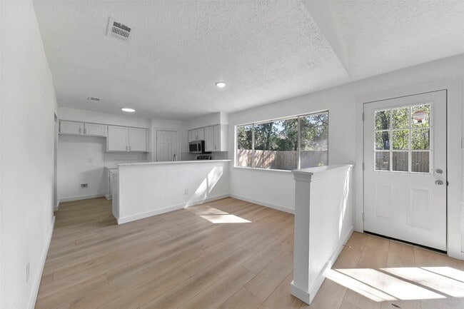 Building Photo - 2042 Lexington Woods Dr Rental