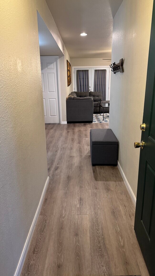 Entrada - 356 W Harwood Rd