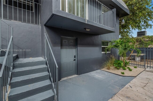 Building Photo - 421 SW 9th St Unit 3