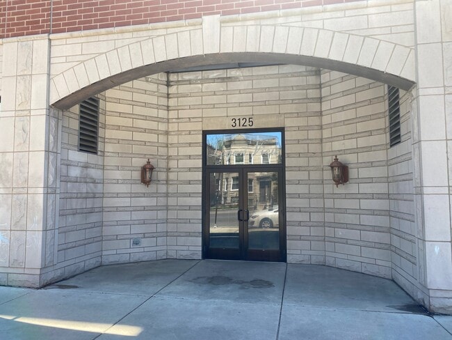 Building Photo - 3125 W Fullerton Ave Unit 305