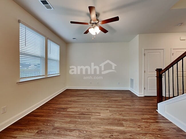 Photo - 318 Azore Way