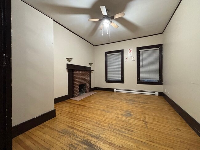 Building Photo - 2 Bedroom 1 Bathroom Apartement Unit 2