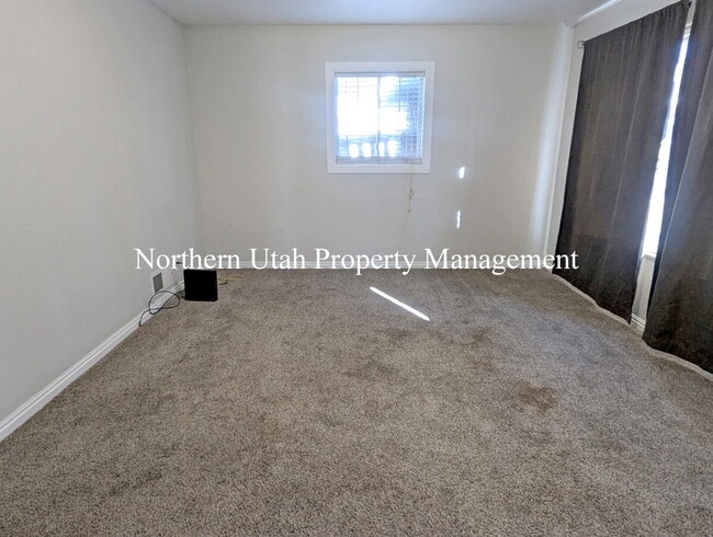 Photo - Upper Unit - 2 Bed 1 Bath Unit Up