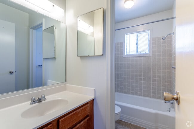 2BR, 1BA - 925 SF
