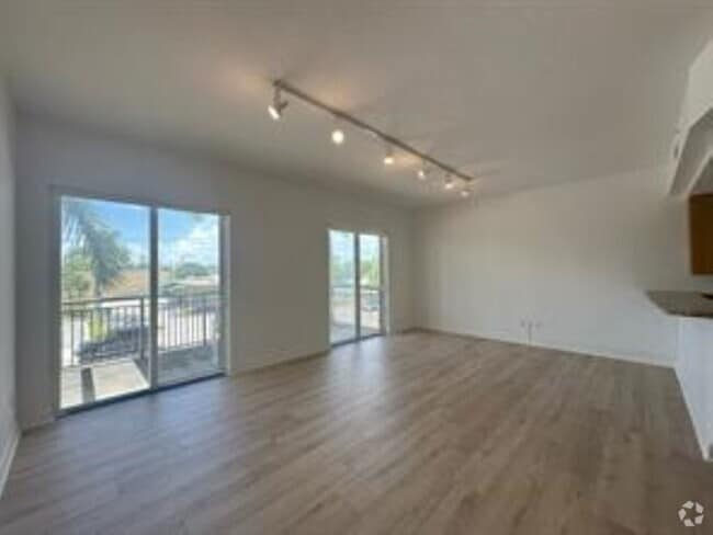 Building Photo - 2631 NE 14th Ave Unit 208 Rental