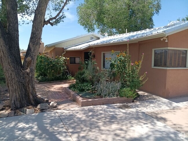 Building Photo - Stunning 3-bedroom, 2-bathroom home! Comin...