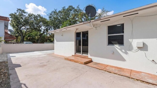Building Photo - 3072 NW 14th St Unit REAR