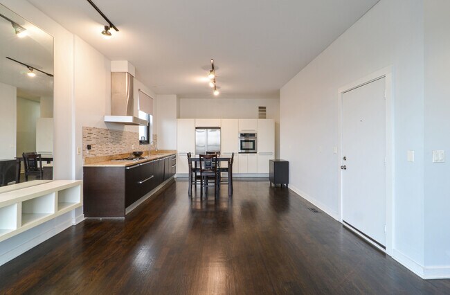 Photo - 2414 W Grenshaw St Unit 3W