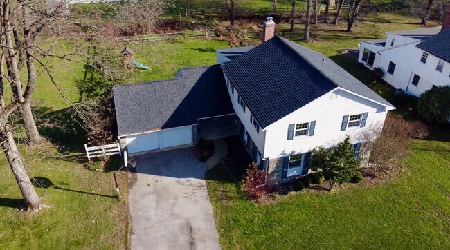 Photo - 593 Watford Ln