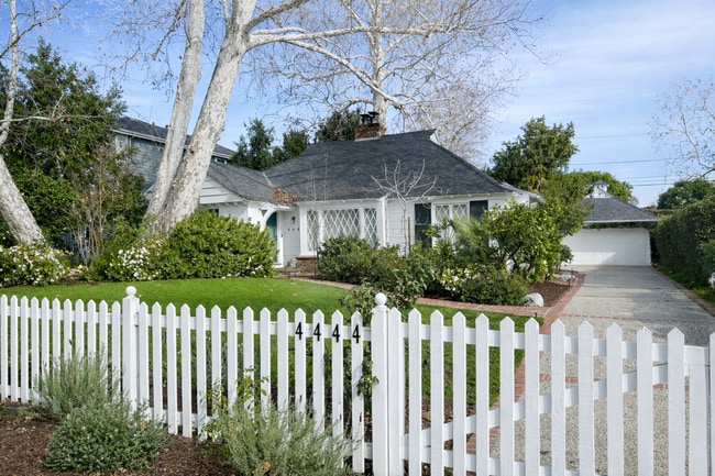 Building Photo - Charming Country English Home