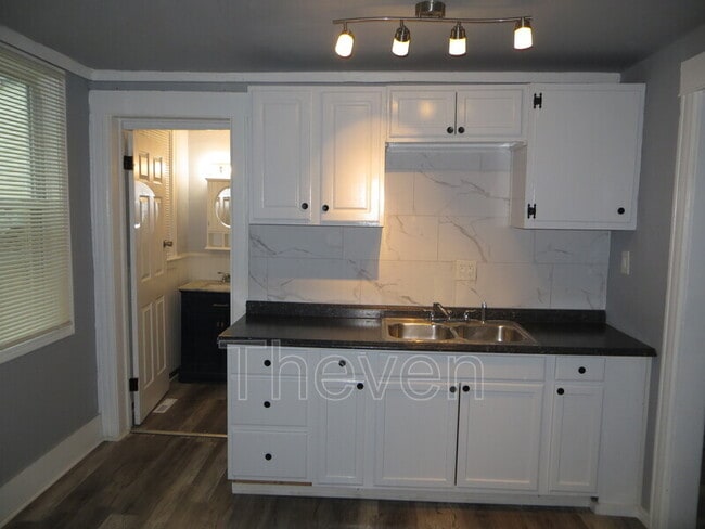 Building Photo - 191 Hampshire St Unit 1