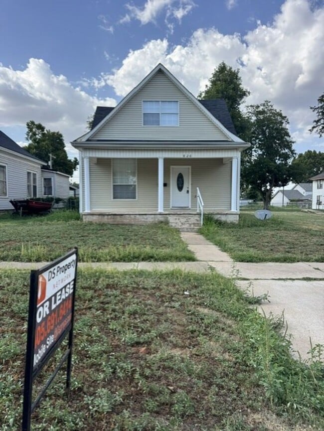 Photo - 3 bed 2.5 baths with new paint, carpet and appliances in Chickasha! ready for move in!