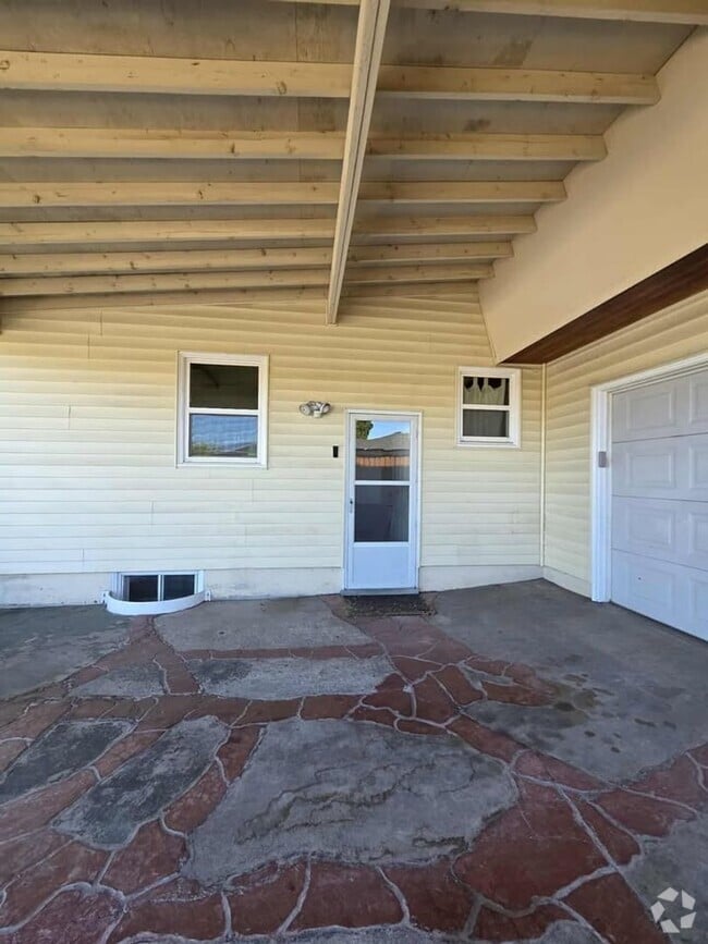 Building Photo - Low maintenance 3 bedroom! Unit 1108 Rosewood Basement Rental
