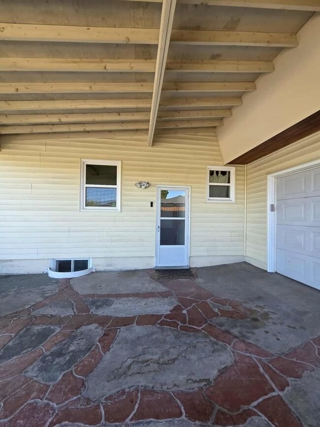 Building Photo - Low maintenance 3 bedroom! Unit Basement Rental