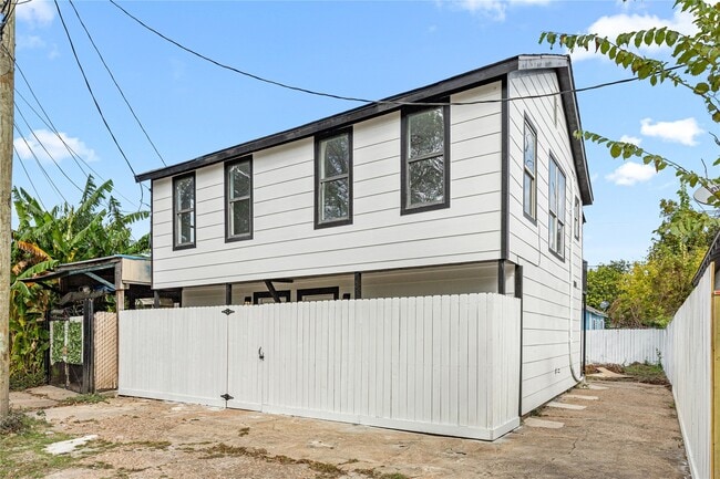 Photo - 3229 Holman St Unit 4