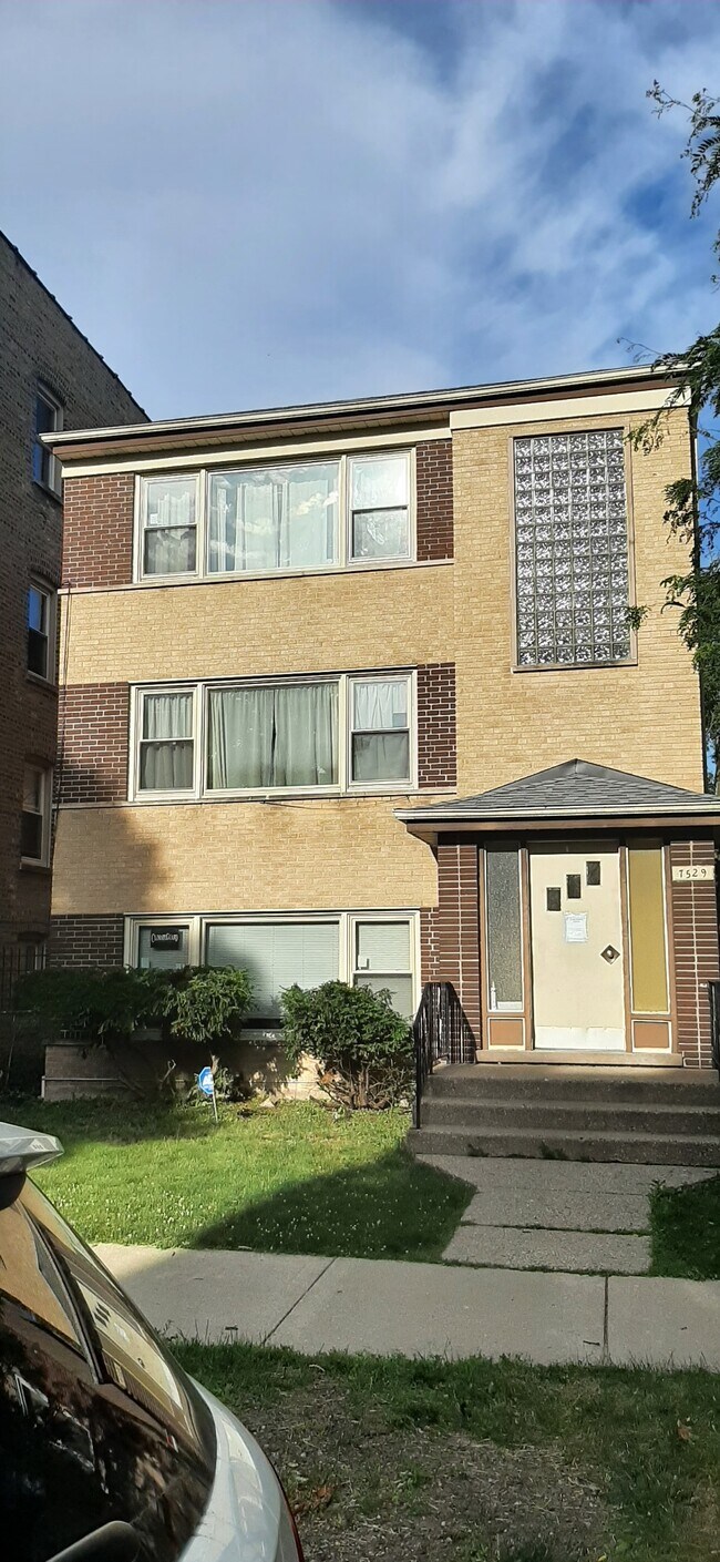 7529 N. Oakley Ave. Unit 1st Floor