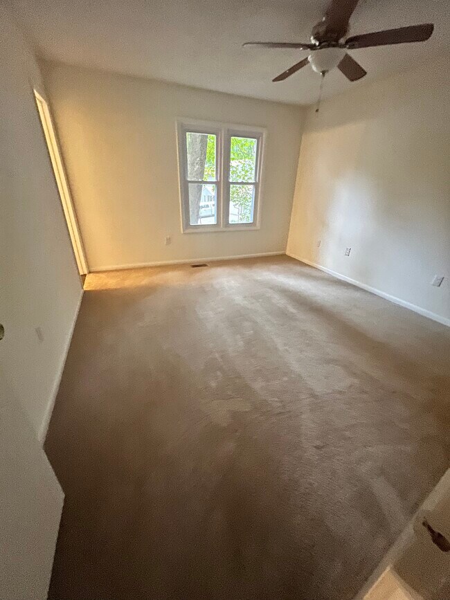 Rent to Own!! 3Beds / 2.5Baths. 1,276 sft.... Townhome Townhome